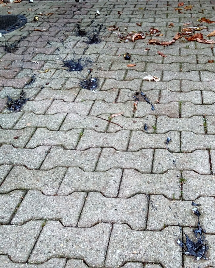 Bitumen Anschlag in Bottrop mit gefüllten Weihnachtskugeln Bitumen Anschlag in Bottrop mit gefüllten Weihnachtskugeln